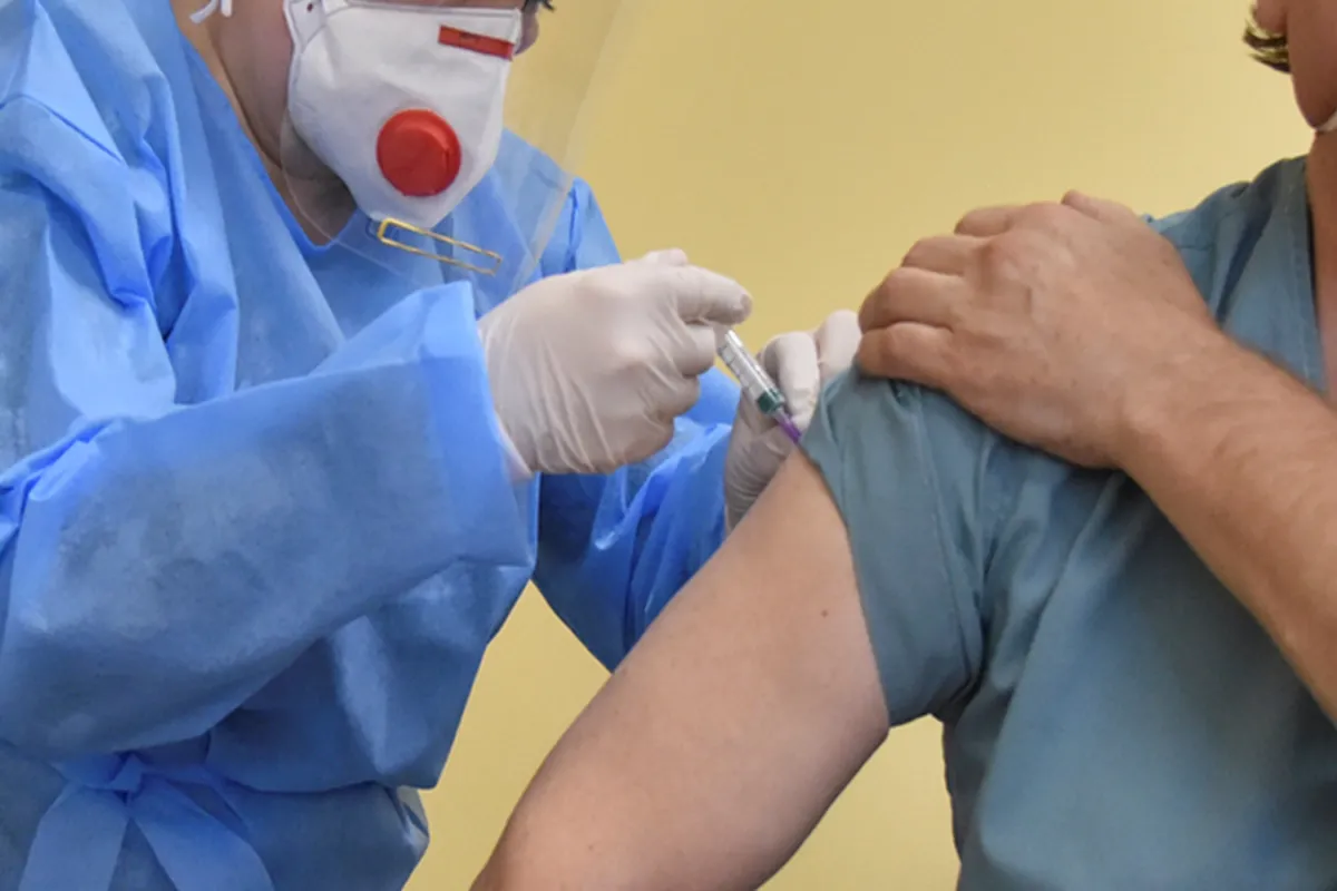 Небезпечна вакцина: чому щеплення від COVID-19 може стати фатальним?