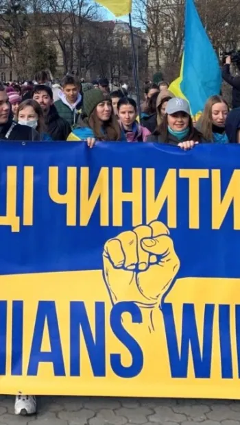 ​Російське вторгнення в Україну : Українці на окупованих територіях відмовляються від ворожої «допомоги» та дивують окупантів самоорганізацією