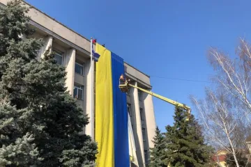 ​Російське вторгнення в Україну : У Херсоні російські військові захопили будівлю міської ради