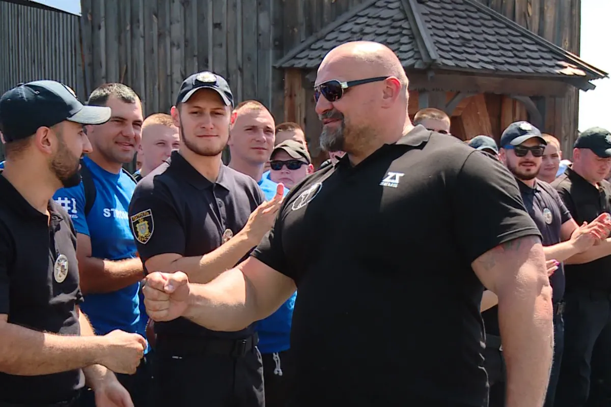 В Україні вперше провели чемпіонат патрульної поліції зі стронгмену