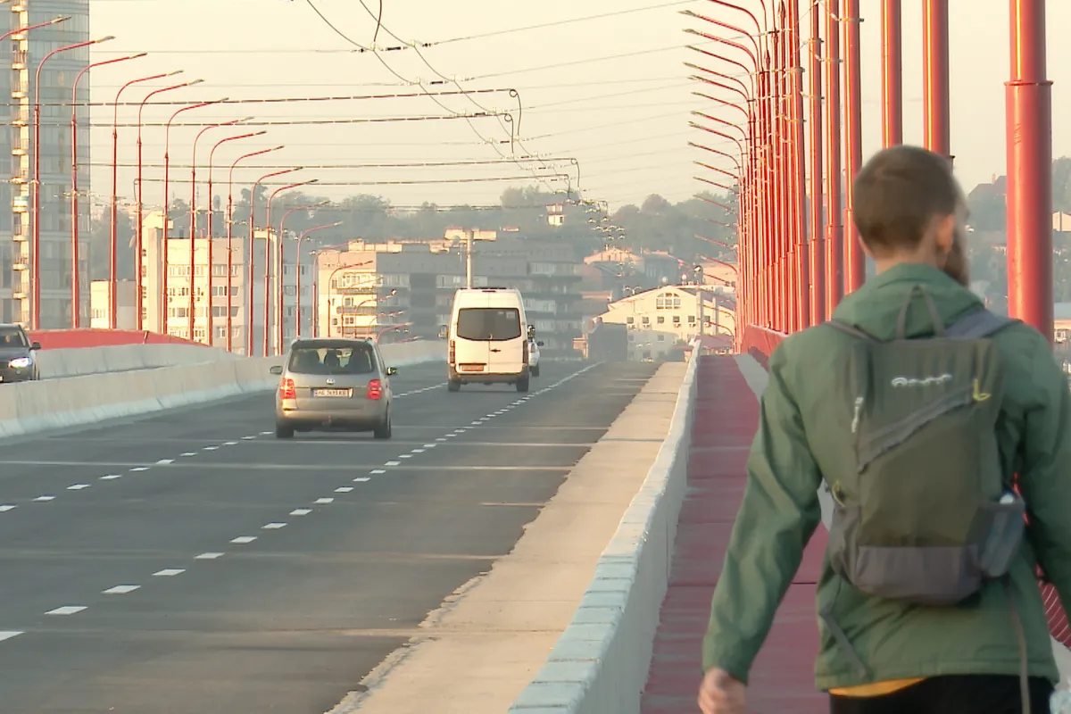 Ні обіцянок, ні пояснень: у Дніпрі відкрили рух Новим мостом