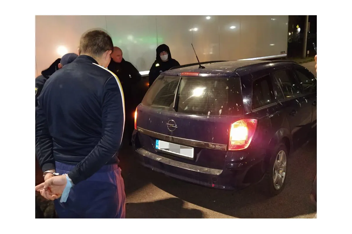 Аби прорватися через кордон, українець наїхав автівкою на прикордонника