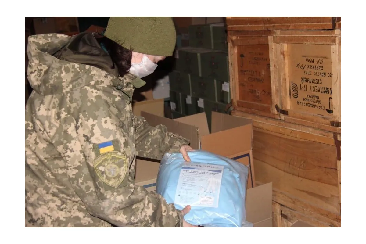 Військовим медикам на Донбасі передали костюми біологічного захисту та експрес-тести