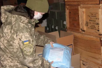 ​Військовим медикам на Донбасі передали костюми біологічного захисту та експрес-тести