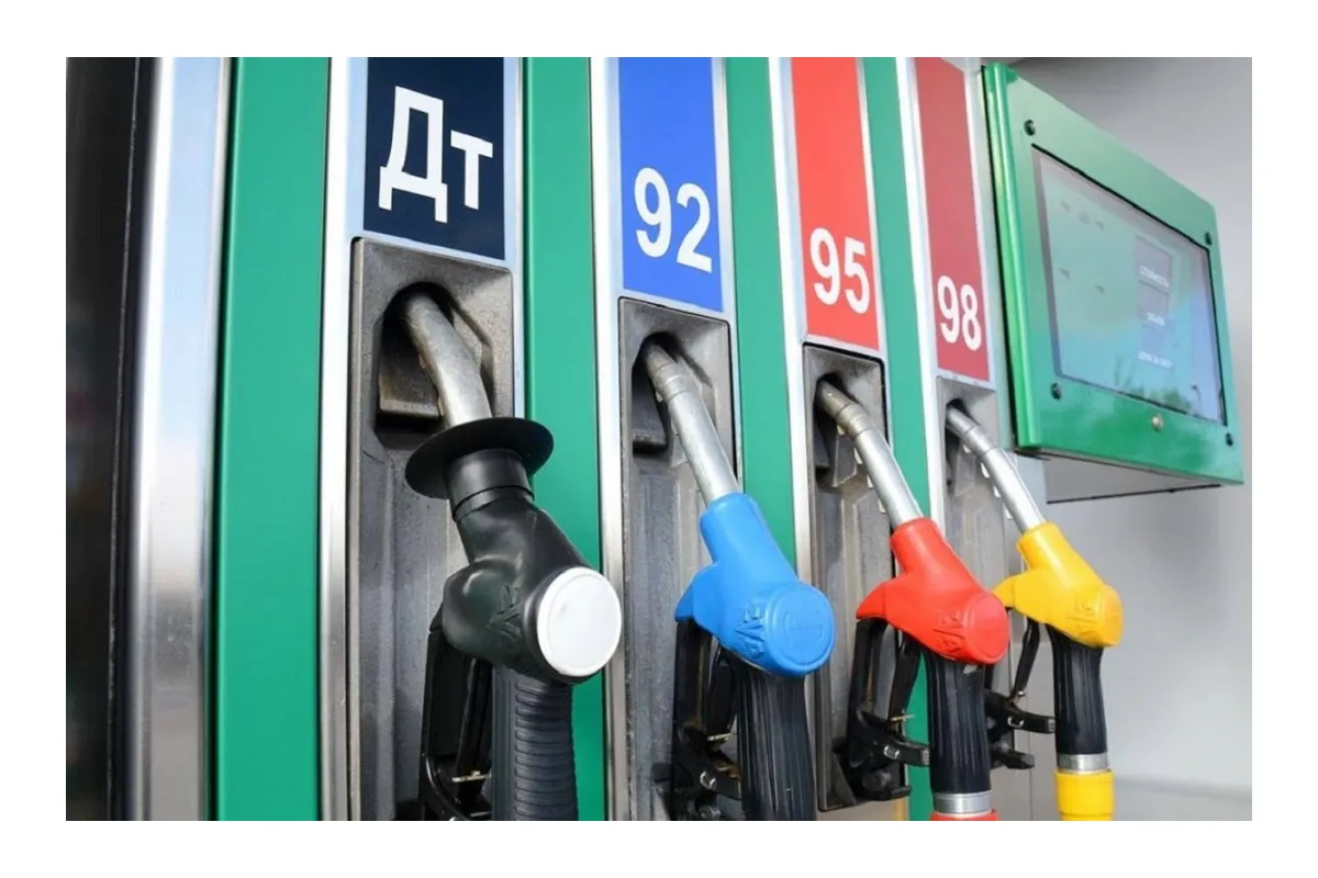  Крупнейшие сети АЗС снизили цены на бензин