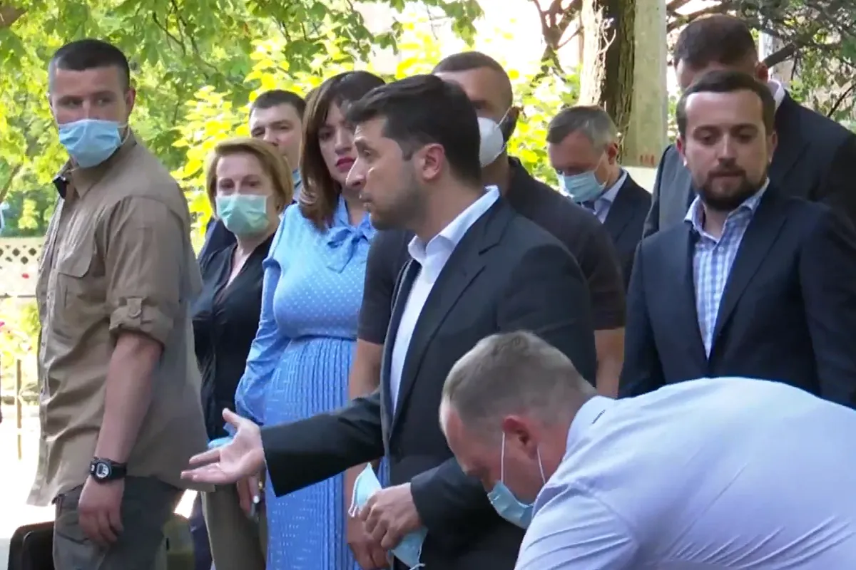 Зеленский передал ключи от 12 квартир пострадавшим от взрыва в Киеве