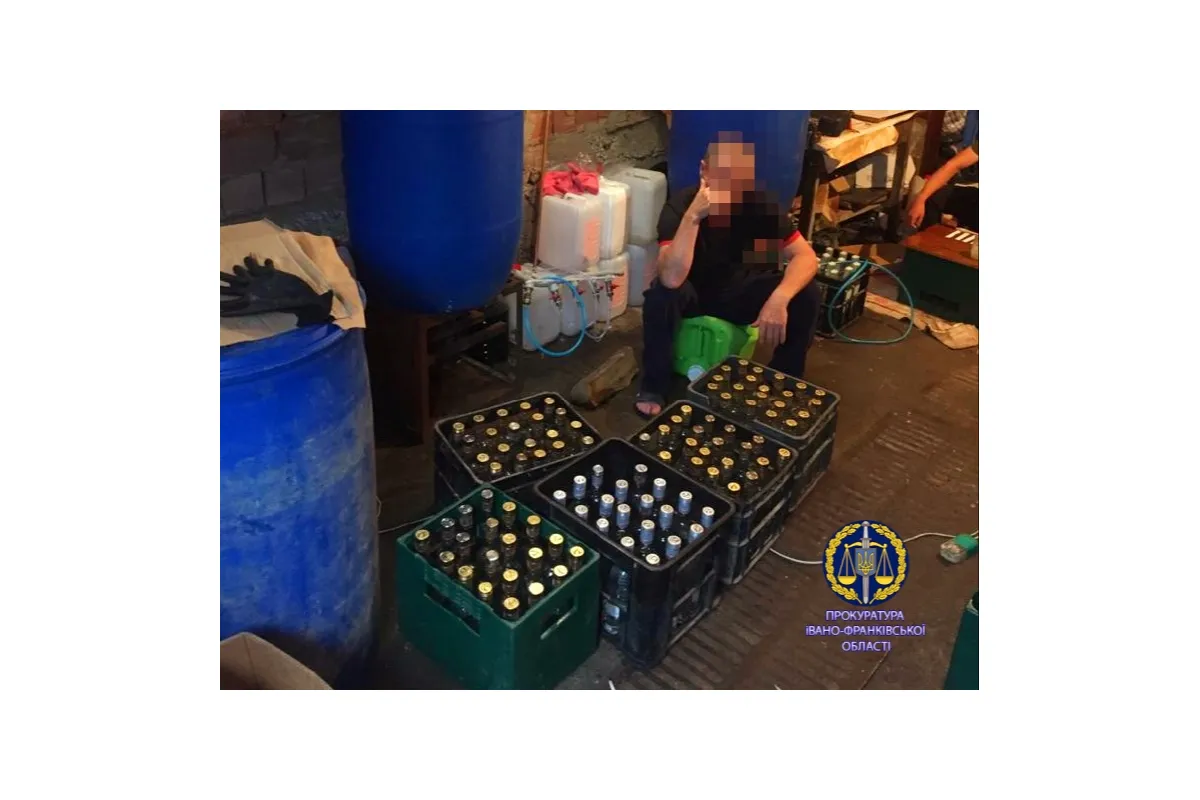На Прикарпатті припинено діяльність підпільного цеху з виготовлення алкоголю (ФОТО)