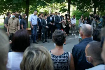 ​Зеленский передал ключи от 12 квартир пострадавшим от взрыва в Киеве