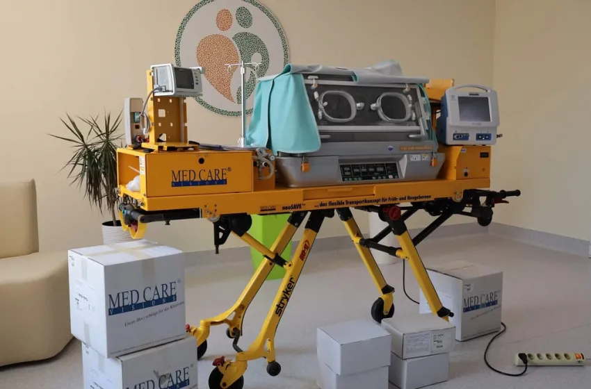 Львівські медики отримали інкубатор для перевезення недоношених дітей