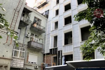 ​В історичному центрі Києва через незаконну багатоповерхівку розвалюється житловий будинок (фото)