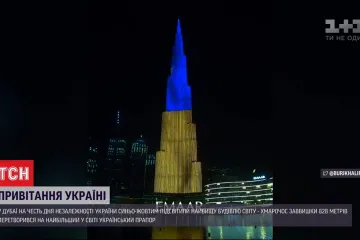 ​Самый высокий небоскреб мира "Бурдж Халифа" подсветили в цвета Украины в честь Дня Независимости. Видео
