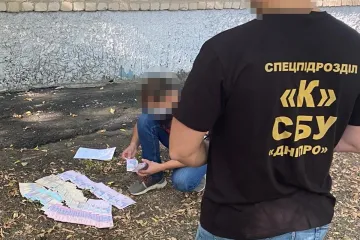 ​На Дніпропетровщині прокурор під час затримання намагався викинути речові докази у вікно