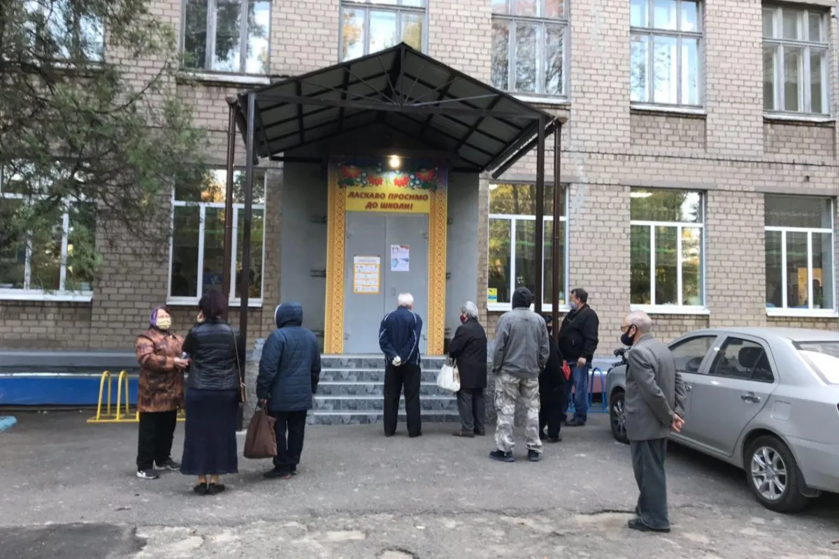 Як проходить голосування на Дніпропетровщині: роздача масок, відсутність пандусів та черги з виборців
