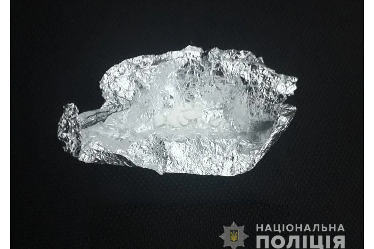 У Прилуках, на Чернігівщині поліція затримала чоловіка під час збуту наркотичної речовини