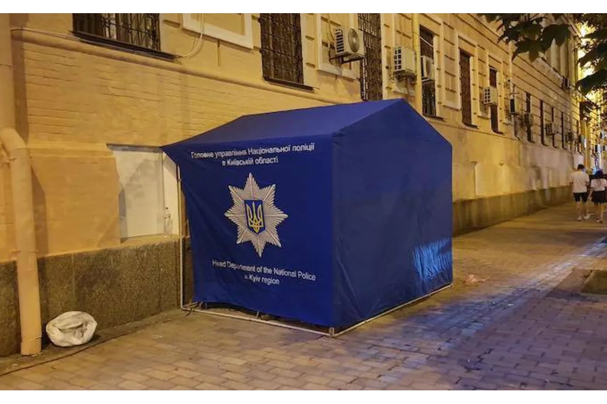 Памятник полицейскому, который открыли в день рождения главы полиции Киевщины и якобы похожий на него закрыли палаткой — соцсети