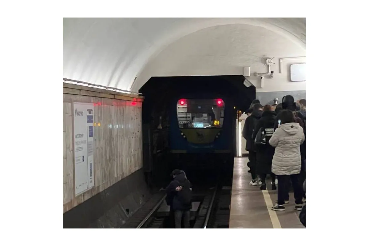 В метро Києва дівчина стрибнула на рейки і пішла назустріч поїзду