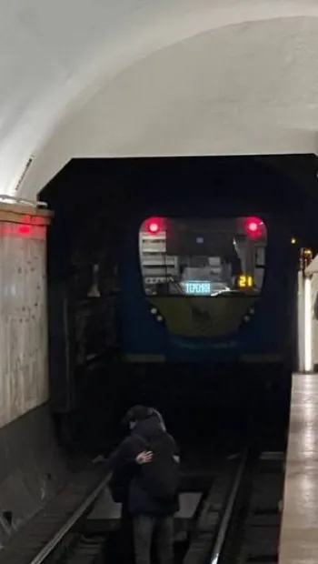 ​В метро Києва дівчина стрибнула на рейки і пішла назустріч поїзду