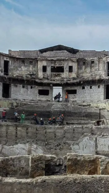 ​Окупанти майже повністю знесли будівлю Драматичного театру в Маріуполі, на який минулого року скинули авіабомбу і вбили сотні людей
