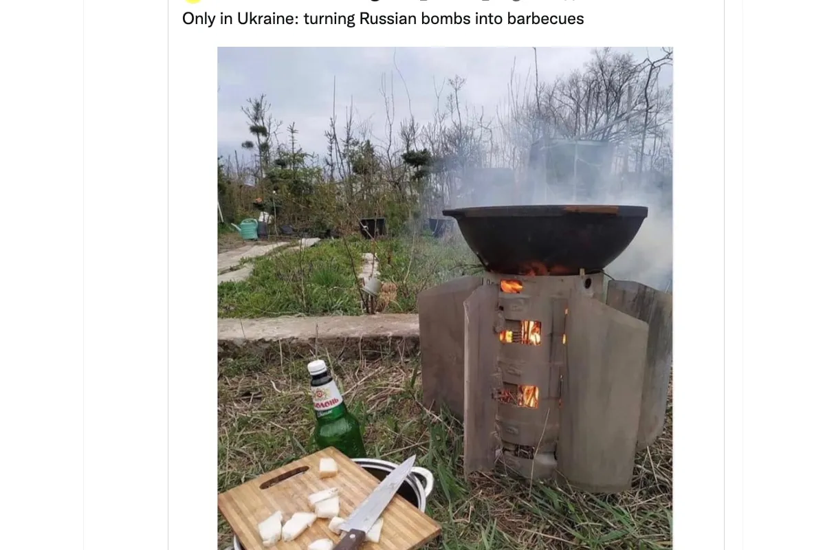 Російське вторгнення в Україну : Українські воїни задають тренди — посольство США в Україні поділилося світлиною, на якій наші захисники перетворили частину російської ракети у барбекю.