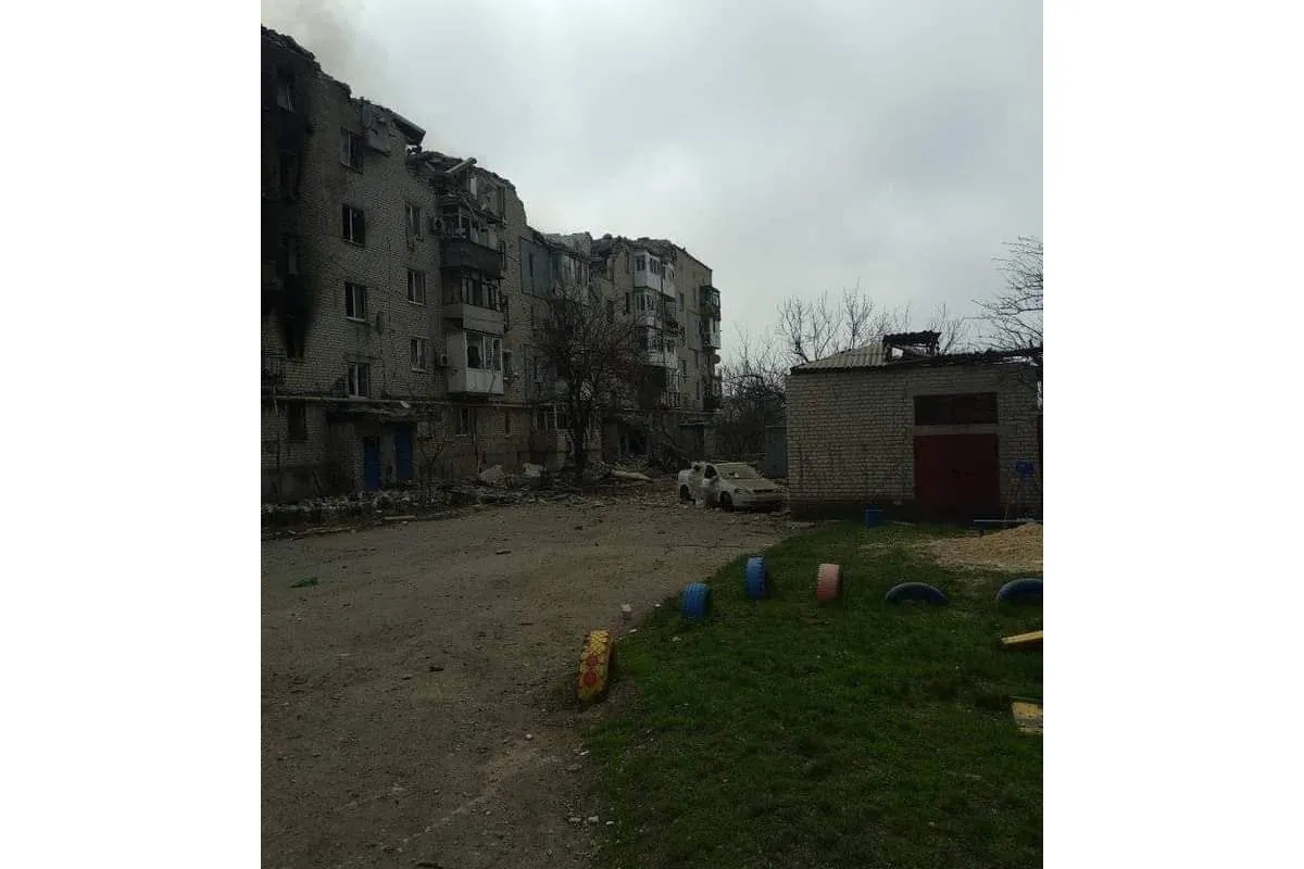 Російське вторгнення в Україну : У Луганській області тривають бої у Попасній та Рубіжному. За добу в регіоні зафіксовано 17 обстрілів.