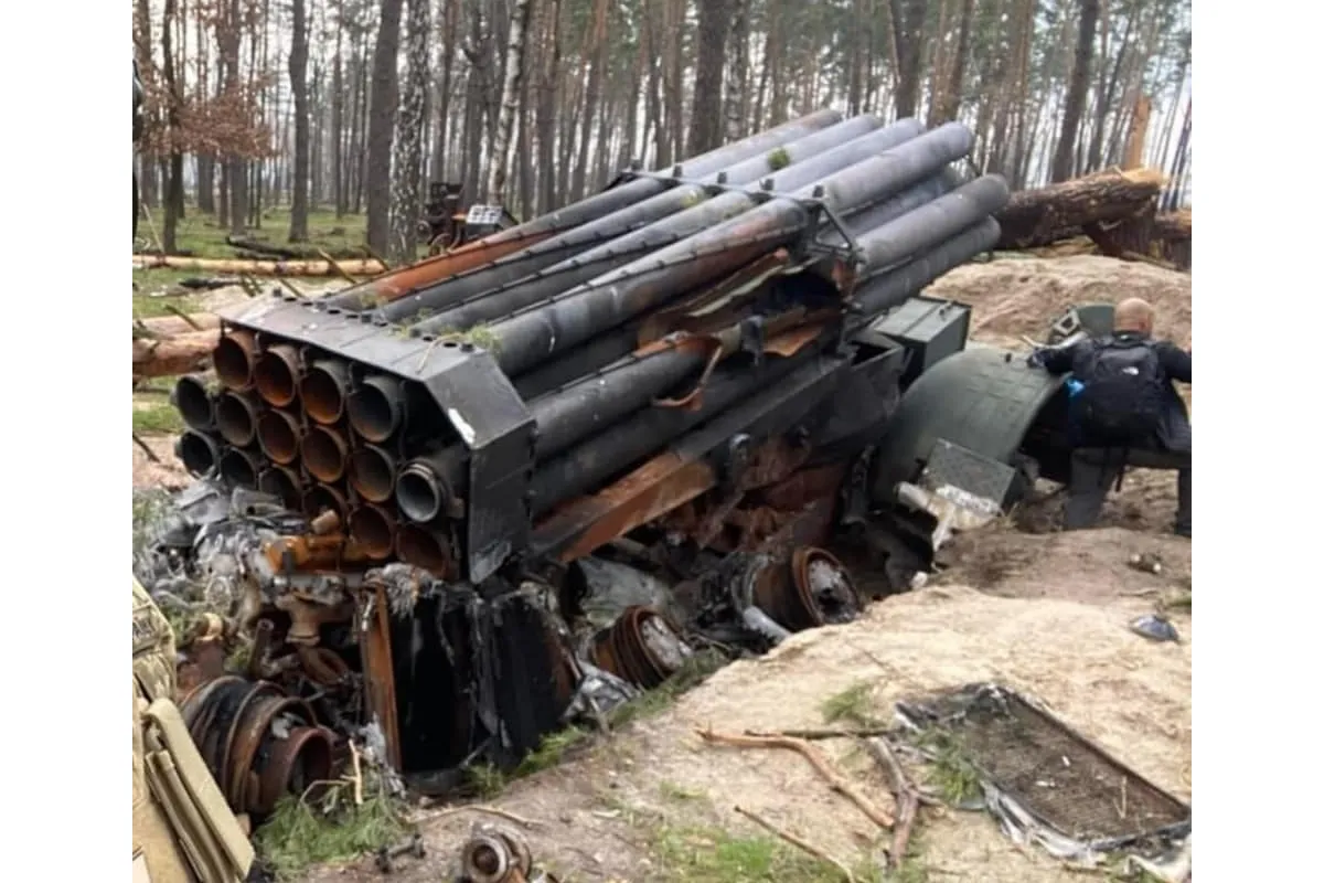 Російське вторгнення в Україну : Ось таке небезпечне залізяччя залишили після себе окупанти у лісах на Київщині.