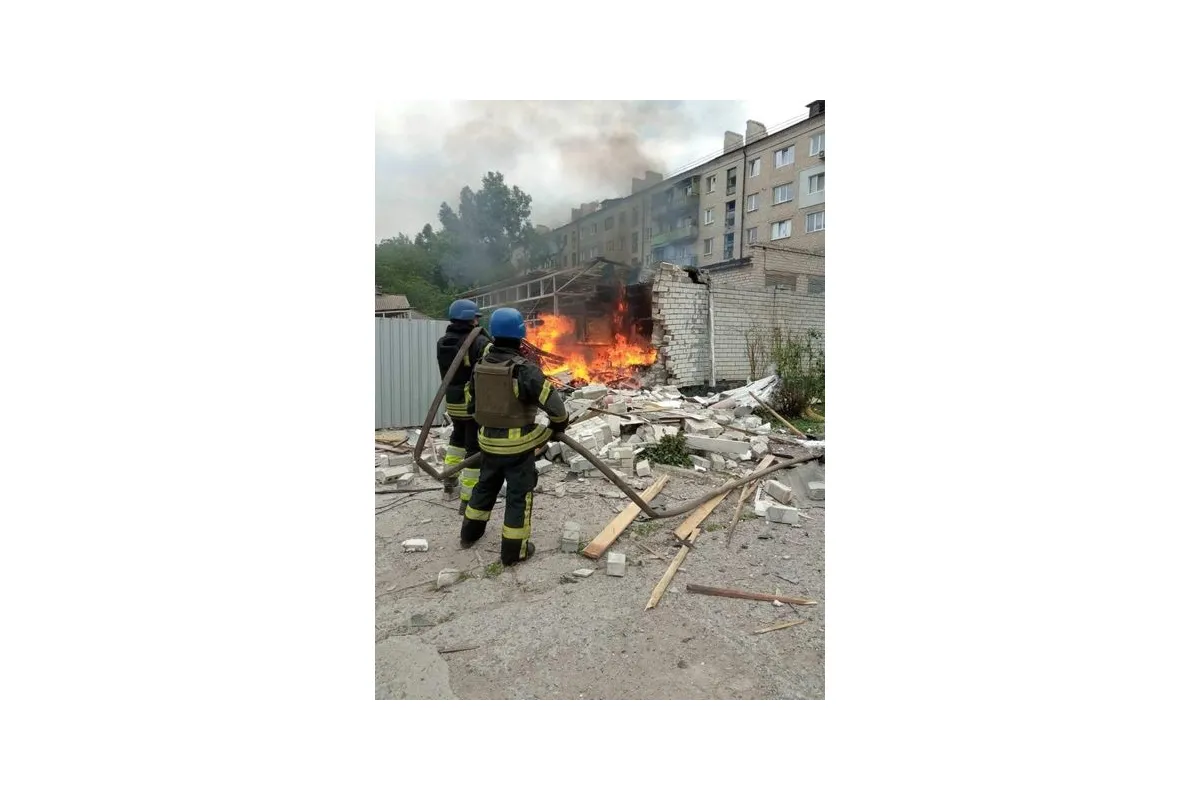 У Лисичанську російський снаряд потрапив у центр надання гуманітарної допомоги — пошкоджений волонтерський автомобіль, який розвозив їжу на Луганщині.