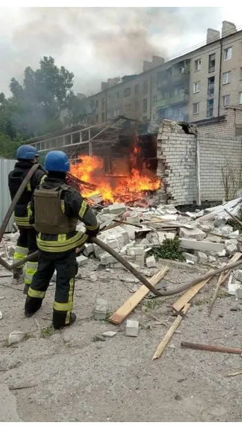 ​У Лисичанську російський снаряд потрапив у центр надання гуманітарної допомоги — пошкоджений волонтерський автомобіль, який розвозив їжу на Луганщині.