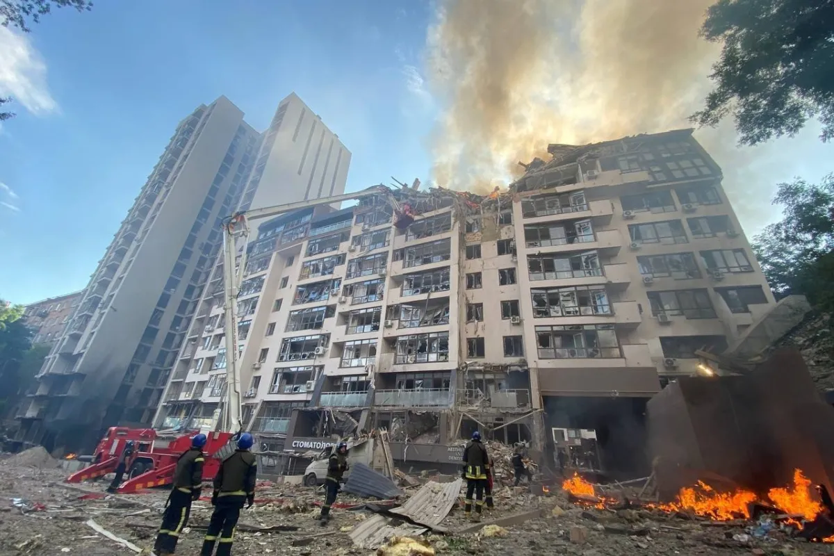 Наслідки раектного обстрілу Києва: дві людини госпітализовано, під завалами ще лишаються люди, тривають рятувальні роботи