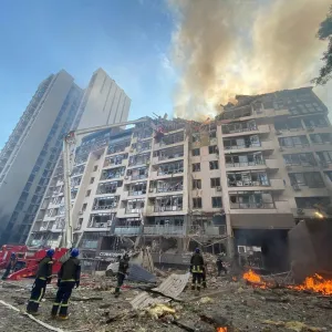 ​Наслідки раектного обстрілу Києва: дві людини госпітализовано, під завалами ще лишаються люди, тривають рятувальні роботи