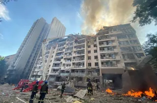 Наслідки раектного обстрілу Києва: дві людини госпітализовано, під завалами ще лишаються люди, тривають рятувальні роботи