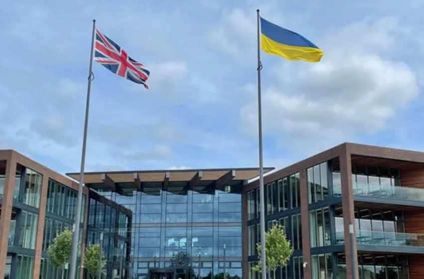 Біля офісу національної Гідрографічної служби Сполученого Королівства Великої Британії та Північної Ірландії (UKHO) був піднятий прапор України!