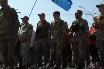 ​Неадекватний намагався порвати прапор України. Чи є пояснення цьому вчинку
