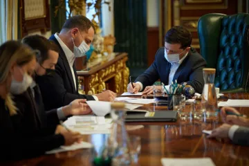 ​Боротьбу з подальшим поширенням COVID-19 в Україні обговорили на нараді у Президента