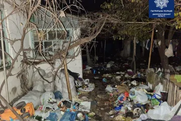 ​Тонули у смітті та відходах: у Дніпрі діти викликали копів через жахливі умови життя