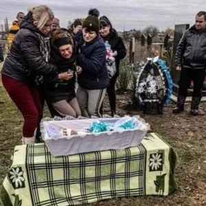 ​У Вільнянську поховали дводенне немовля, якого росіяни вбили ракетою