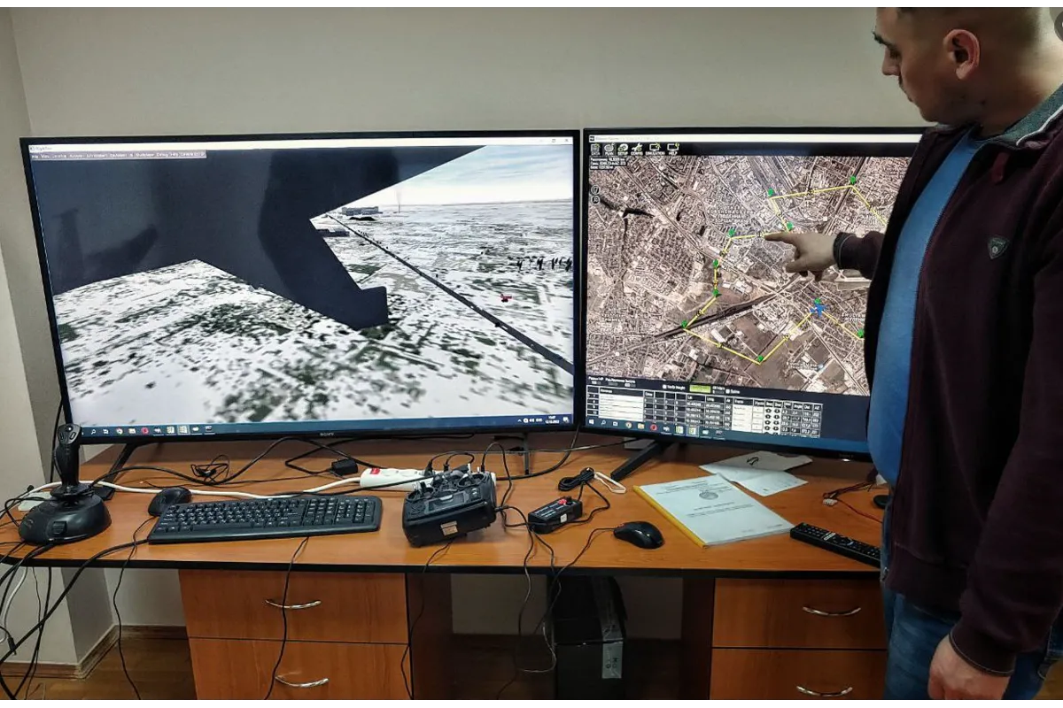 Симулятор - це потужний інструмент у підготовці пілотів аеророзвідників. Навчаючись у Global Drone Academy, аеророзвідники обов'язково проходять заняття на симуляторі з максимальною імітацією реальних умов
