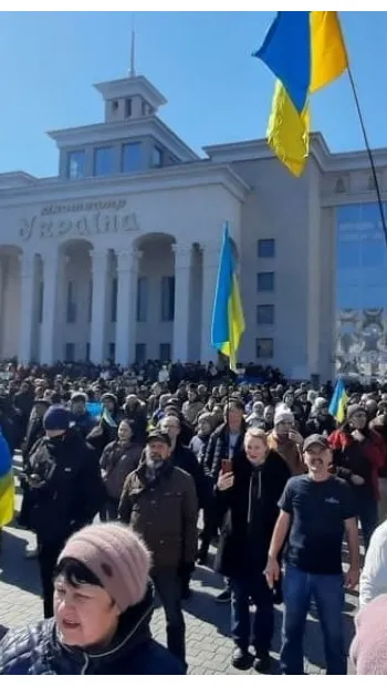 ​Російське вторгнення в Україну : Мітинг у Херсоні, який анонсували на 10:00, військові РФ закидали світлошумовити та зі сльозогінним газом гранатами.