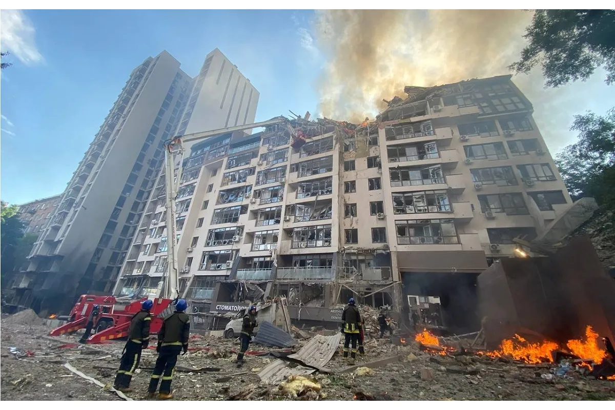 Рятувальники ліквідовують наслідки ворожого обстрілу у Шевченківському районі столиці