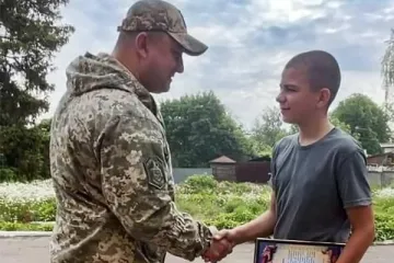 ​На Чернігівщині нагородили школяра, який убезпечив містян від протитанкової міни 