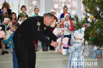 ​На Луганщині поліцейські привітали переможців дитячого конкурсу «Прикрасимо ялинку разом»