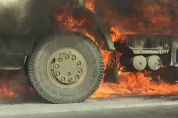 ​Обережно! В Дніпрі під час руху загорілись дві автівки! 