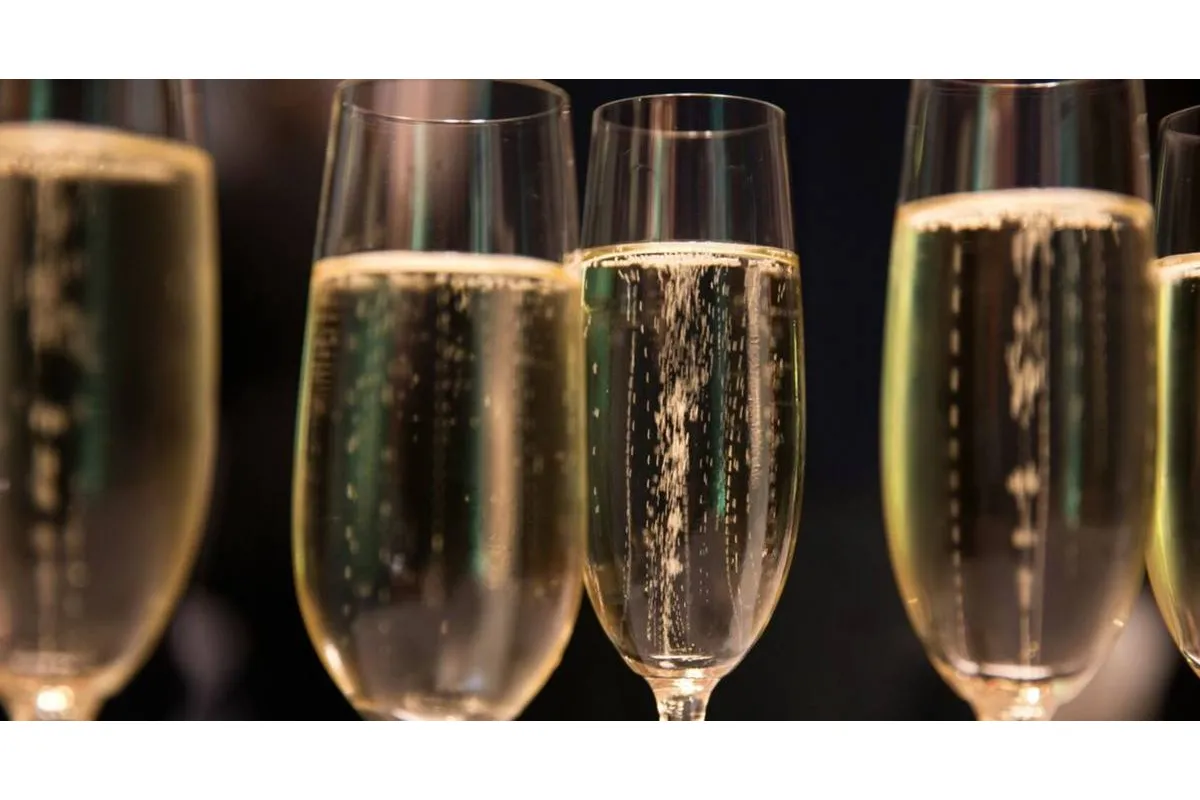 Шампанське тепер коштуватиме дорожче: Кабмін підвищив ціну на ігристе вино