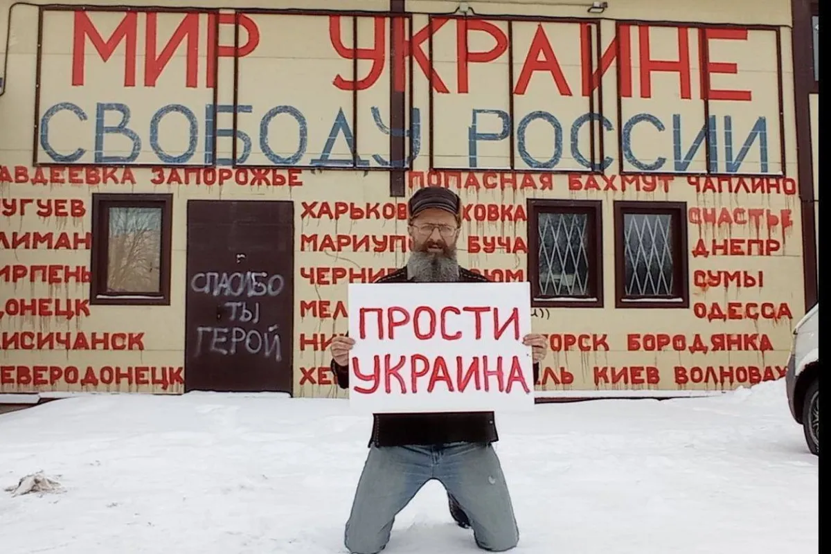 У санкт-петербурзі заарештували підприємця, котрий написав антивоєнні написи на фасаді свого магазину