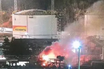 ​У Краснодарському краї рф "невідомі безпілотники" підірвали місцеву нафтобазу: почалася пожежа (відео)