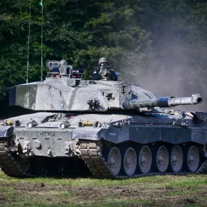 ​Танки Challenger 2 вже в Україні: Резніков показав британські танки (відео)