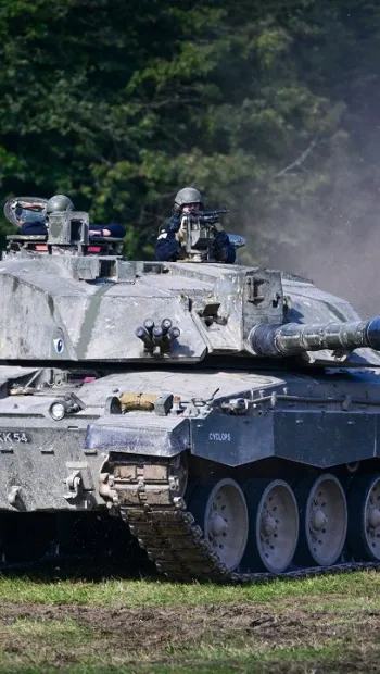 ​Танки Challenger 2 вже в Україні: Резніков показав британські танки (відео)
