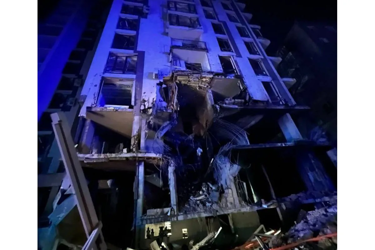 Фото будинку в Києві, куди влучила одна з ракет. Радник міністра внутрішніх справ повідомив, що будинок новий – тому мало заселений