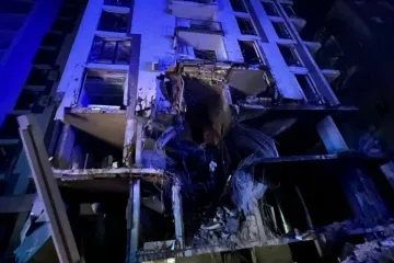 ​Фото будинку в Києві, куди влучила одна з ракет. Радник міністра внутрішніх справ повідомив, що будинок новий – тому мало заселений