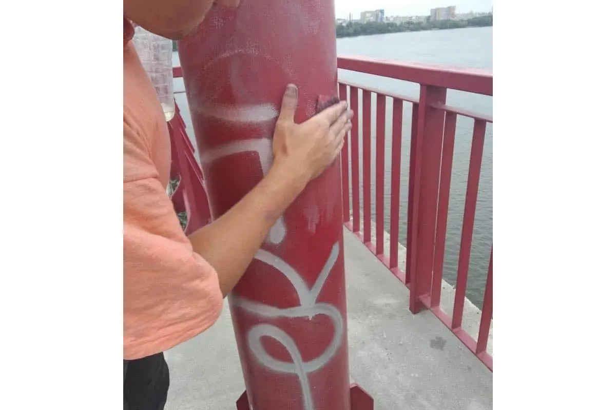 Розмальовані вандалами опори Нового мосту відновлять фарбою за 18 євро