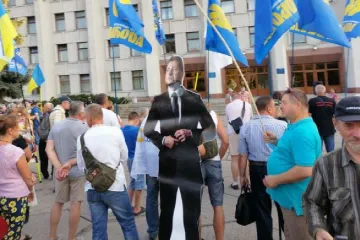​В Полтаве на митинге против перемирия на Донбассе националисты "повесили" Зеленского. Фото